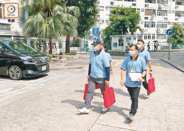 政情：偕入境處義工隊向長者派月餅  區嘉宏低調行善