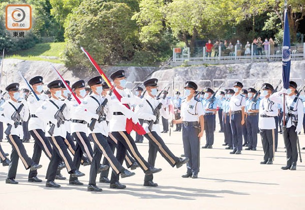 早前的警隊結業禮首次使用中式步操。