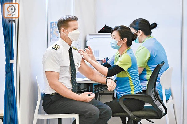 國泰要求所有駐港機組人員，須在8月底前接種疫苗。
