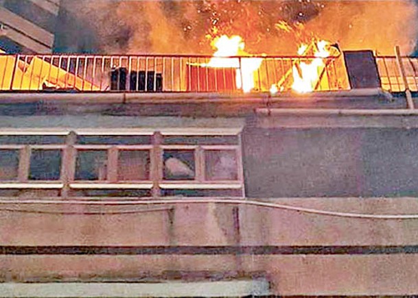 尖沙咀一間樓上咖啡店失火。
