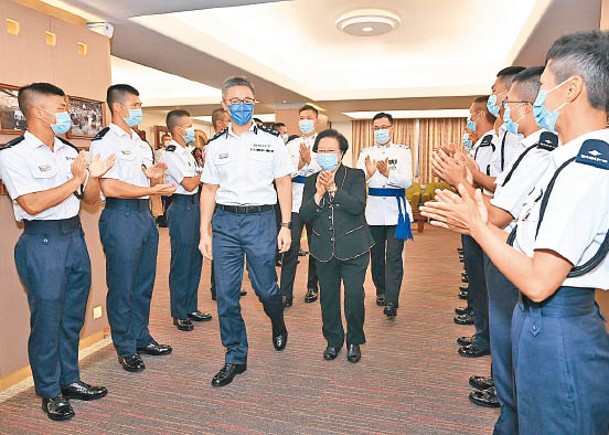 警隊「一哥」蕭澤頤（左四）出席典禮。