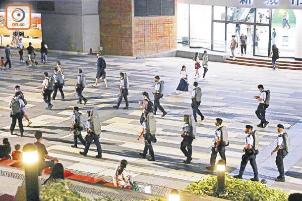 沙田大會堂：反恐特勤隊在票站外巡邏。（李志湧攝）