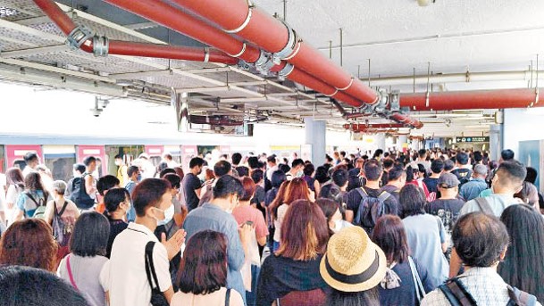 九龍塘站逼滿排隊轉乘列車的乘客。