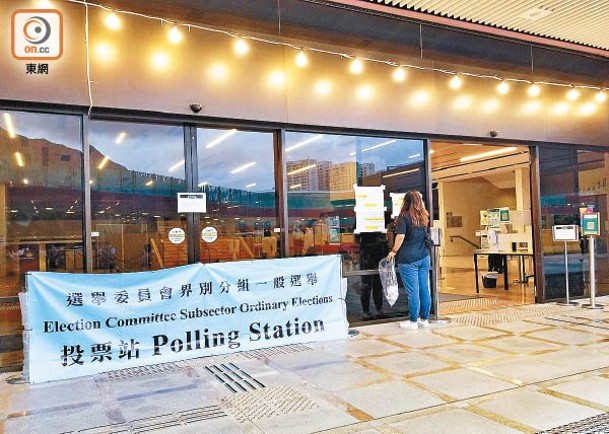 屯門：選民進入票站投票。