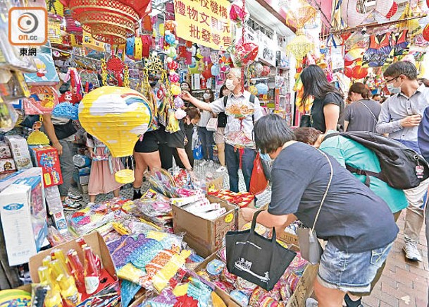 玩具店雲集的福榮街人流如鯽。（黃偉邦攝）