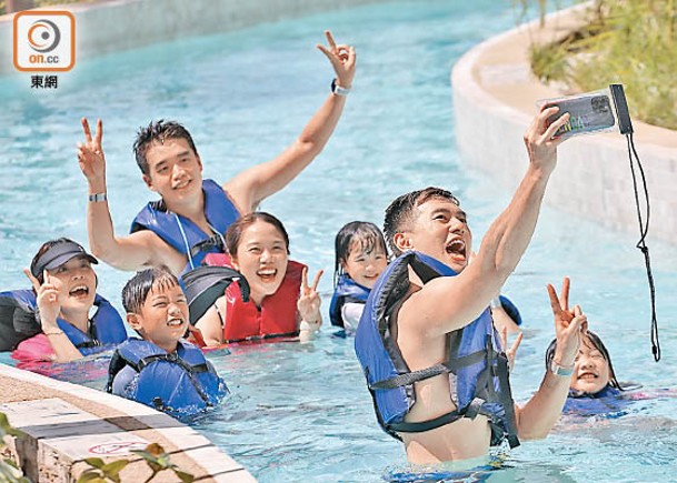 樂園吸引一家大細的家庭入場玩樂，更在水中興奮自拍。