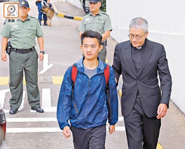 管浩鳴（右）指陳同佳（左）何時去台灣自首，要視乎有關手續批准的時間。