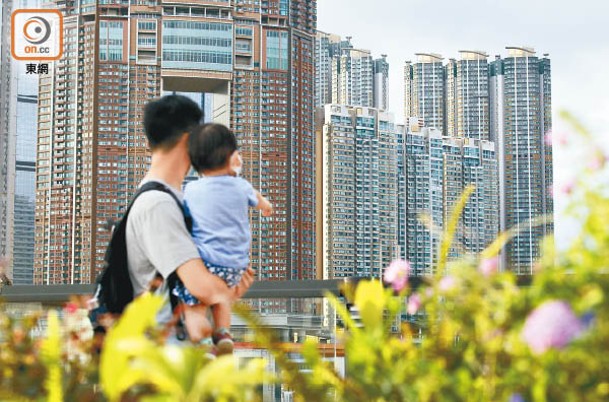 本港房屋短缺，市民望樓興嘆。