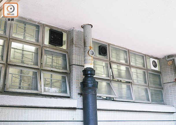 寶田邨臨時收容中心只設風扇和抽氣扇，有住戶指夏天時熱不可耐。（李志湧攝）
