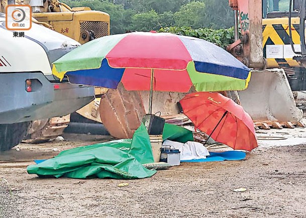 死者遺體由白布覆蓋。（文健雄攝）