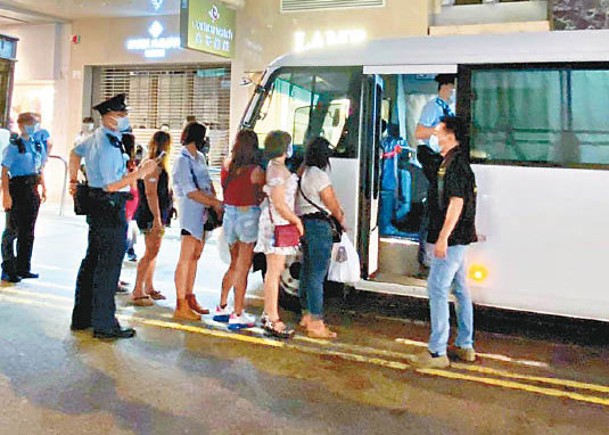 被捕人士登上警車。