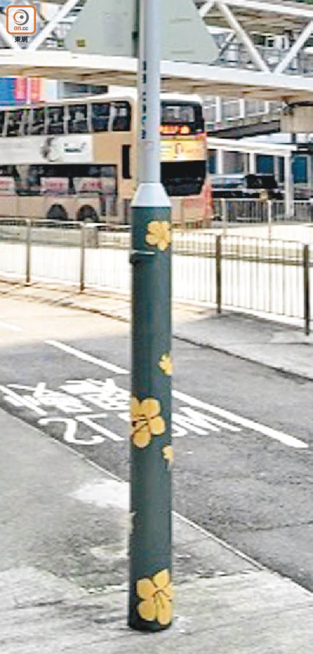 沙田第一城港鐵站附近燈柱包上圖案貼紙點綴。