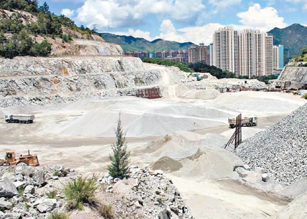 礦務部管理本地石礦場的作業及安全運作，圖為屯門藍地石礦場。（發展局圖片）