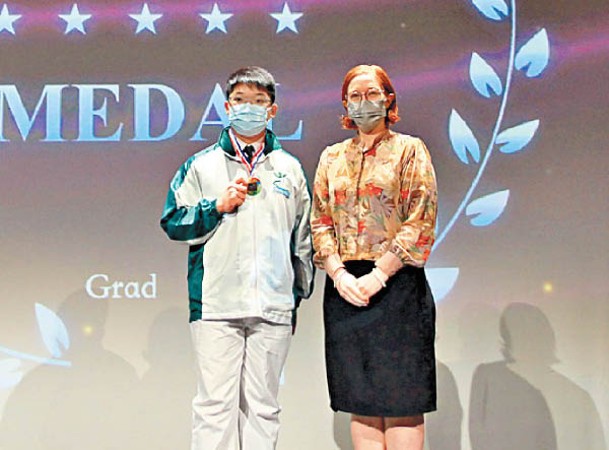 香港中學組首次誕生鑽石獎得主，由順德聯誼會翁祐中學的黃志雄（左）奪得。