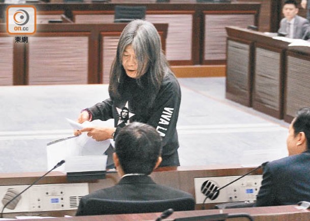 梁國雄於2016年在立法會涉嫌搶去官員文件，使會議無法進行。