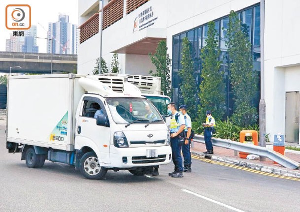 警方於長沙灣副食品批發市場附近截查貨車。（蘇偉明攝）