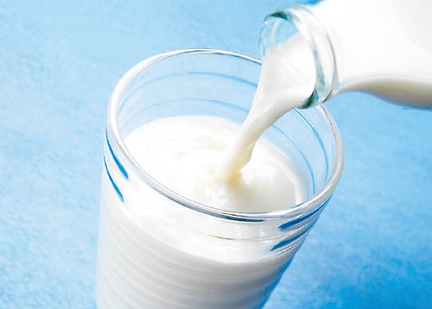 全脂奶的脂肪含量高，不少人改為飲用低脂或脫脂奶。