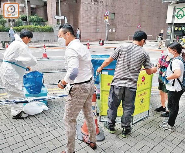 檢測人員在港運城二座抽走部分污水樣本化驗。（胡德威攝）