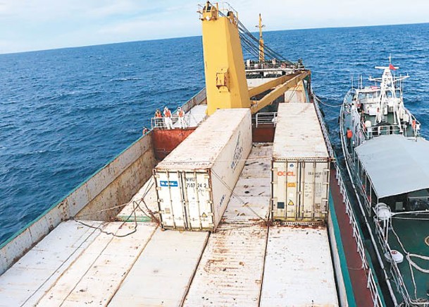 陽江海警局查獲涉嫌走私冷凍食品貨船。