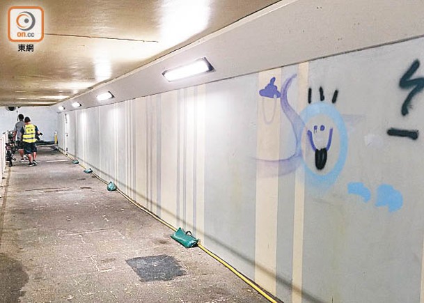 3男女在行人隧道內塗鴉被捕。（梁國雄攝）