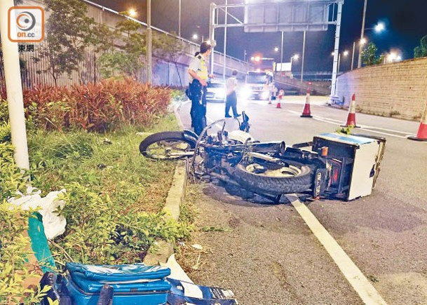 肇事電單車翻側，警員在場調查。（楊日權攝）