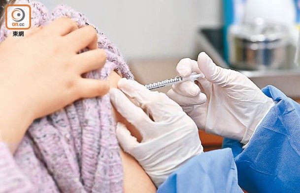 港府現要求康復者接種一劑新冠疫苗便可。