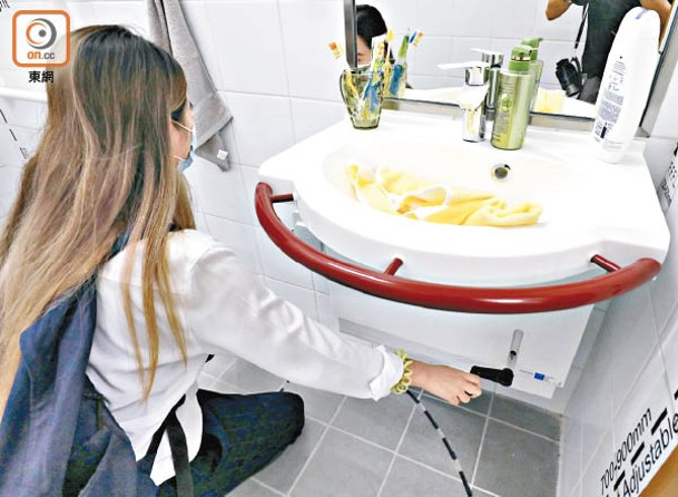 模擬單位展示了不同方便長者的設計，如可調校高度的洗手盆。（陳德賢攝）