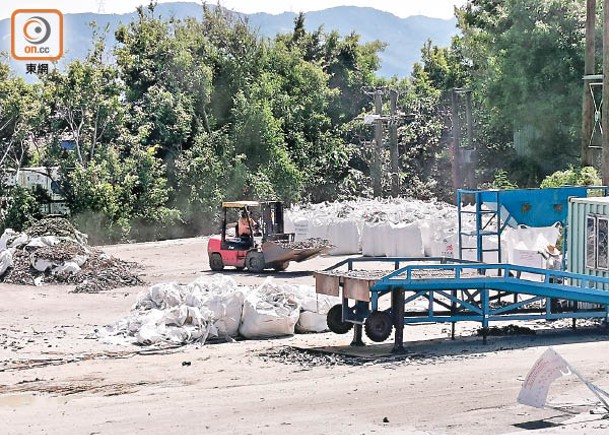 厦村雞伯嶺路工場仍存有多袋鋁廢料，作業者疑違反限期仍未全數清場。（朱偉坤攝）