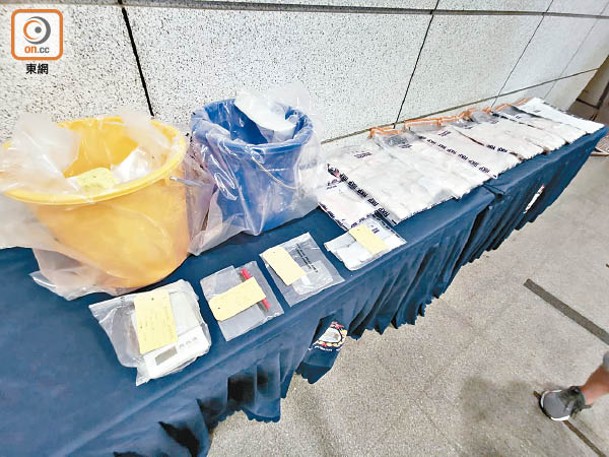 警方檢獲懷疑K仔及毒品包裝工具。