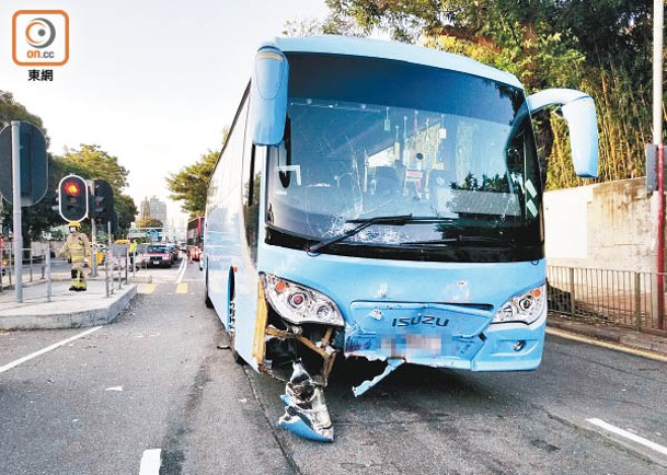 涉事旅遊巴士車頭撞毀。