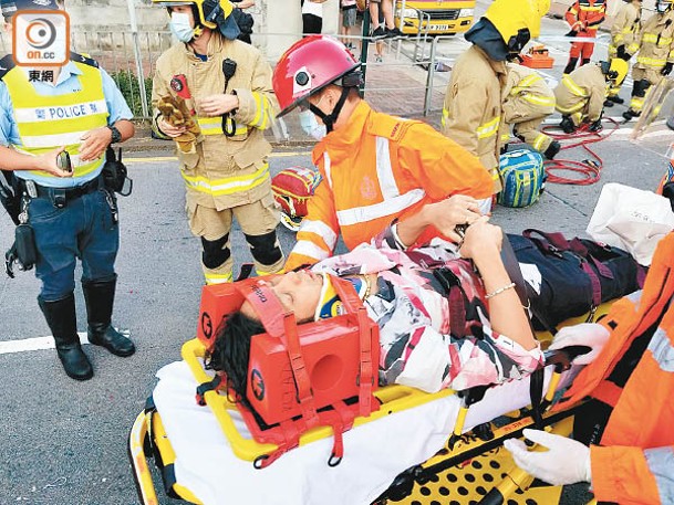 受傷男乘客戴上頸箍送院。