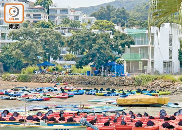 前：黃子洋經營的水上活動店昨午前仍有擺放帳篷營業，對出海面停泊大批獨木舟。