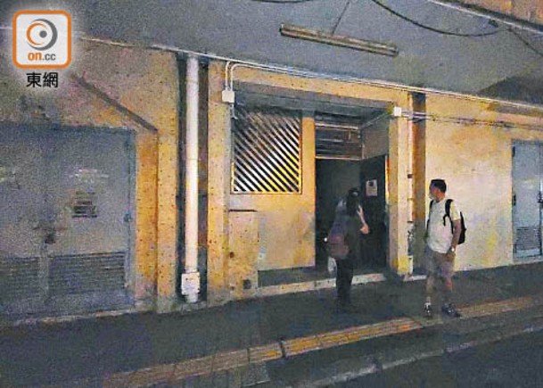將軍澳景林邨有市民摸黑進入大廈。