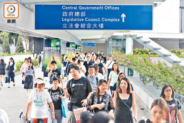 政府已要求將來嘅公務員學院要加入中文課程。