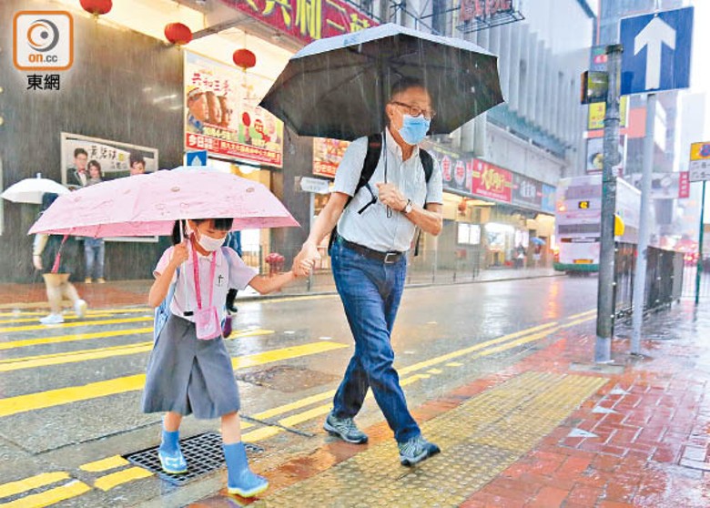 10月黑雨警報慌亂全城憤怨 東方日報