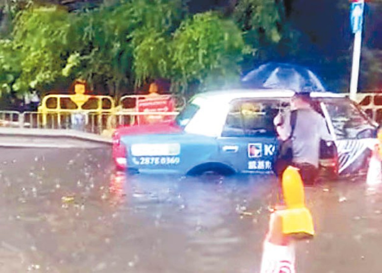 10月黑雨警報慌亂全城憤怨 東方日報