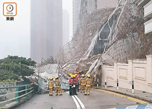 樂活道一大廈有棚架倒塌，大批人員參與搜救。（吳鎮興攝）