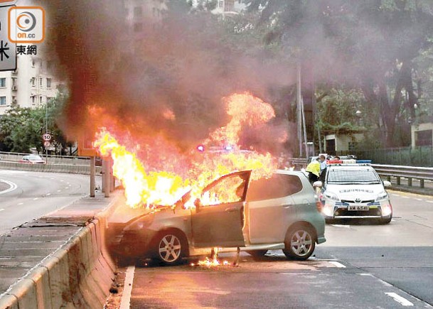 私家車撞壆起火  司機急跳車