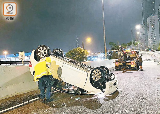 西區黃大仙兩車失事翻轉