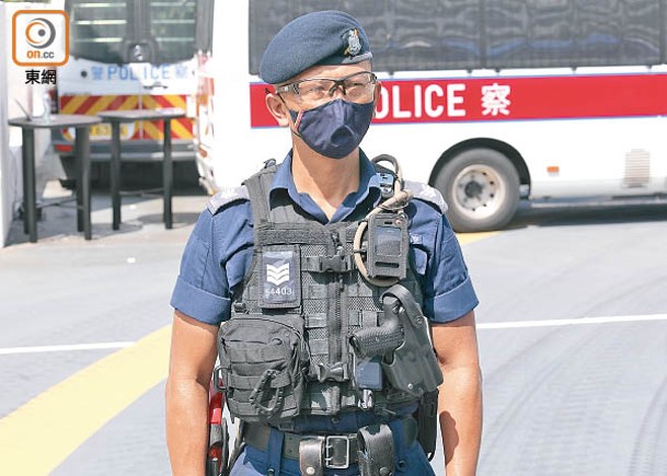 胡椒水發射器配置在警員的胸口位置。