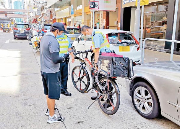 一名南亞裔男子懷疑以電動單車送外賣。