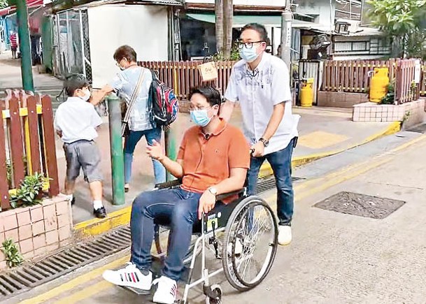 政情：鄧家彪坐輪椅  體驗「障礙賽」