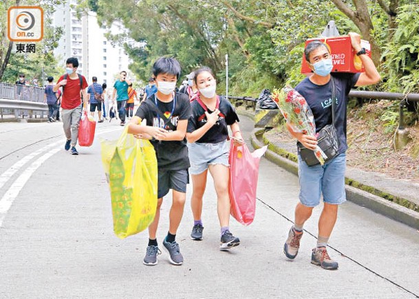 市民拿着祭品，長途跋涉上山。