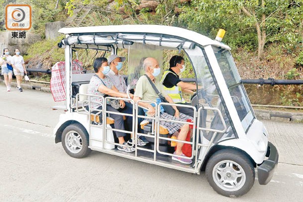 墳場方面有安排電動車登山，但接載人數有限。