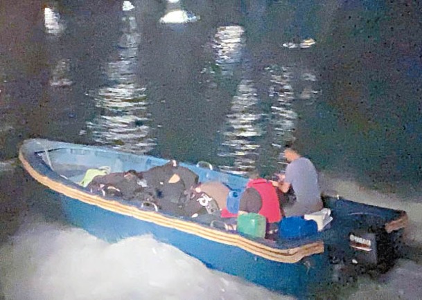 載着11名偷渡人蛇的快艇，高速行駛湧起白頭浪。