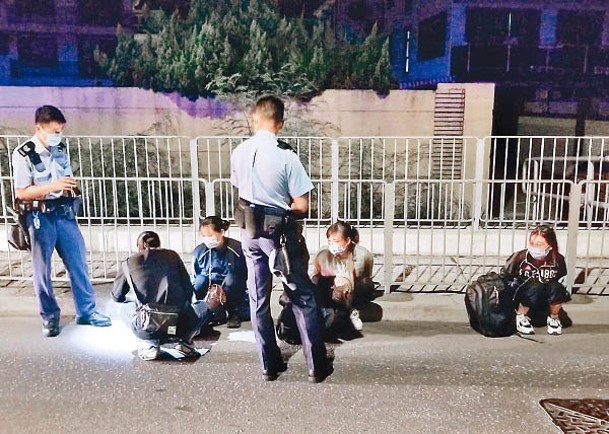 警方本周一在屯門龍鼓灘路截獲3名越南籍女性非法入境者。