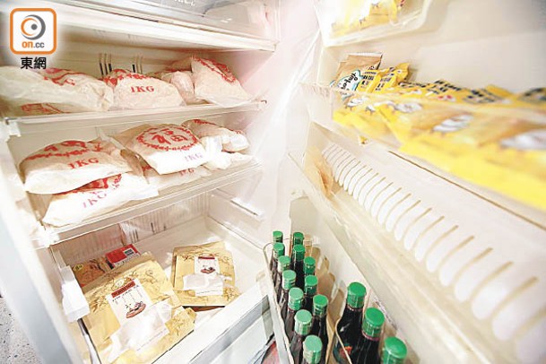 共享雪櫃不會插電，擺放的物品一般為獨立包裝的食米、餅乾及飲品等乾糧。