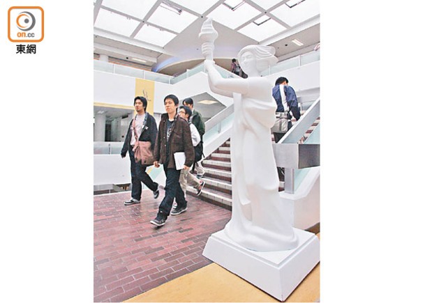 理工大學校園內的民主女神像突然消失。