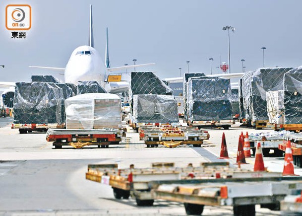 上月機場貨運量較去年同月上升17.9%，至45.5萬公噸。