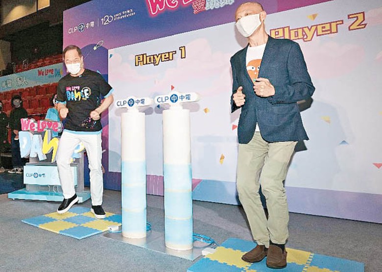 蔣東強（左）與黃錦星（右）在特製跳舞氈上跳舞，宣傳減碳。